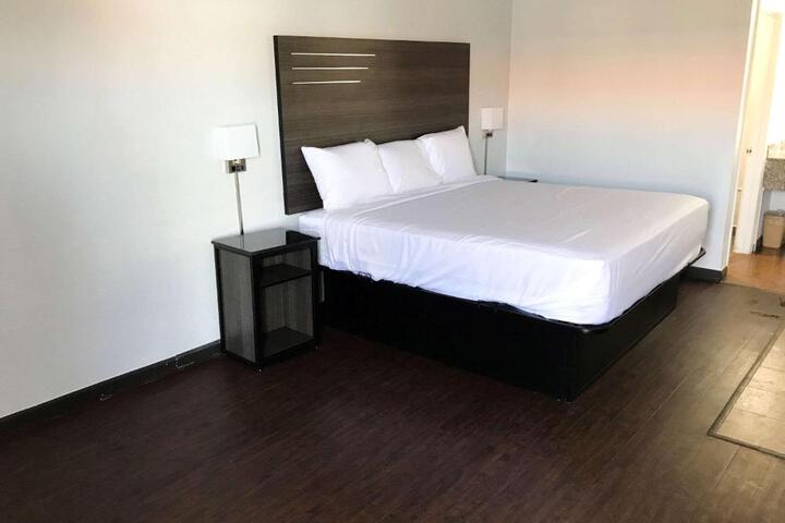 1 King Bed Efficiency (1 of 7)