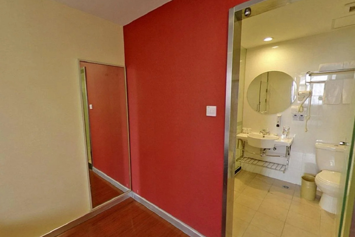 Room 7 of 12