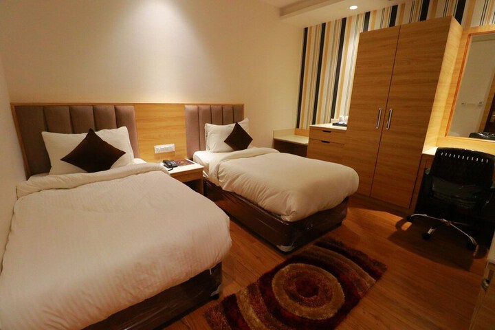 Room 4 of 9