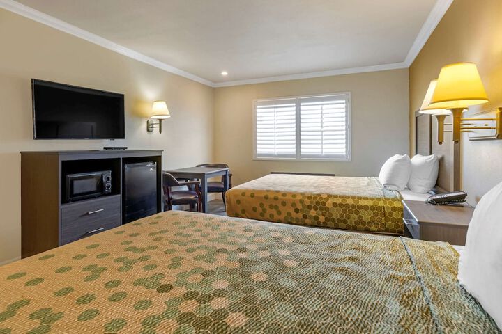 2 Queen Beds (11 of 11)