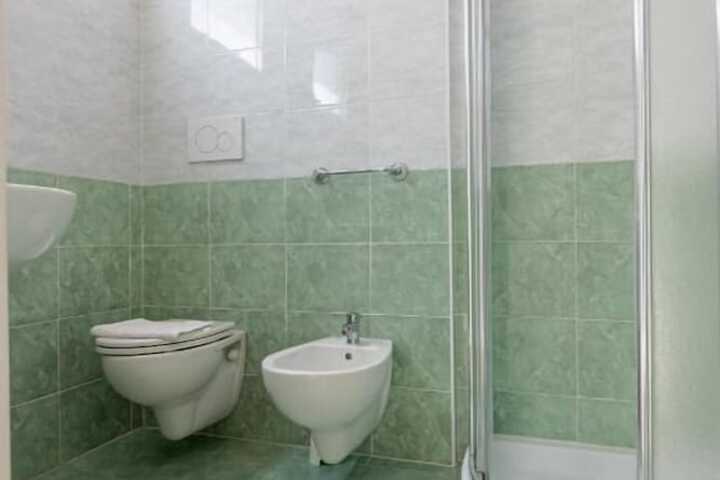 Room 10 of 27