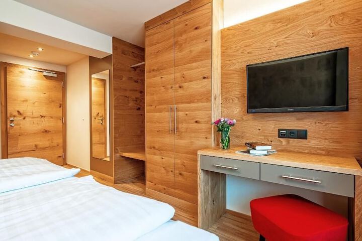 Room 11 of 40