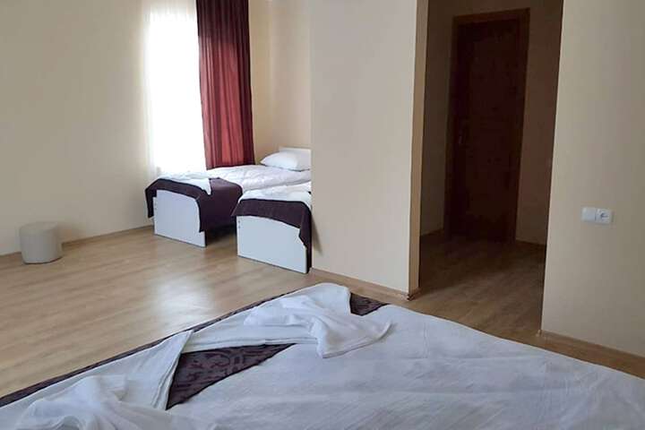 Room 7 of 16