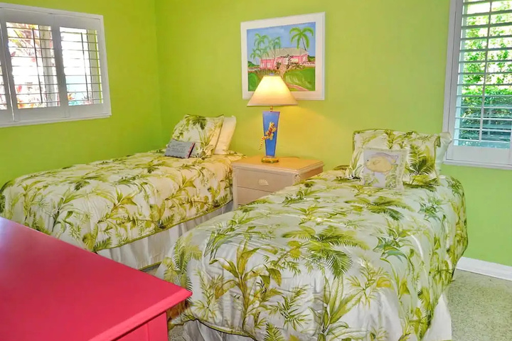 Room 4 of 16