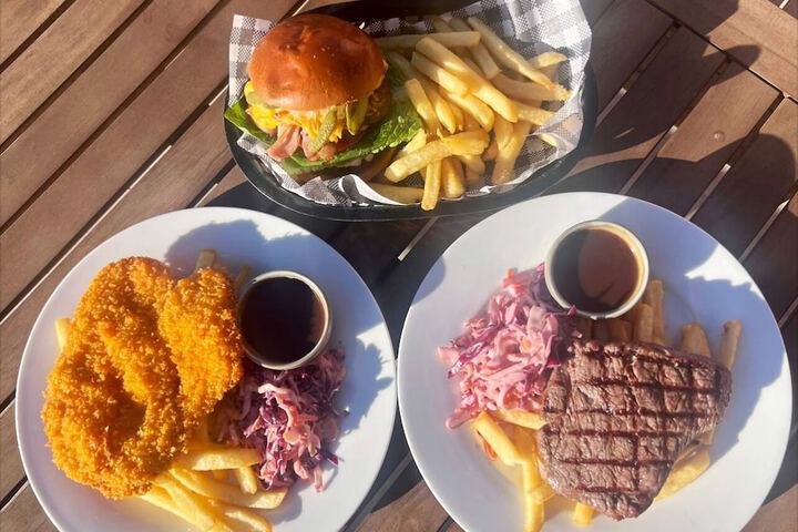 Dining 16 of 18