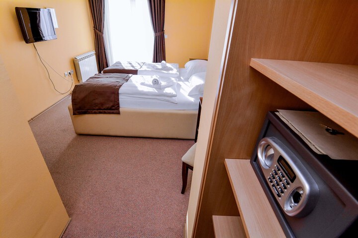 Room 18 of 48