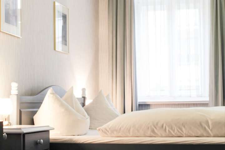 Room 4 of 33