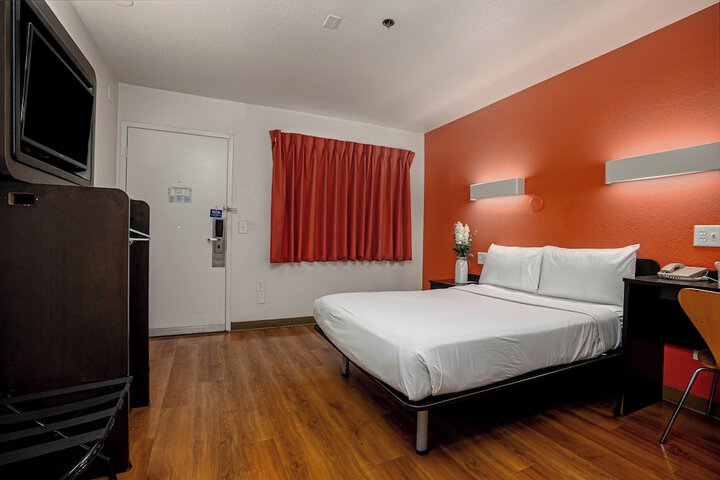 1 Queen Bed (2 of 4)