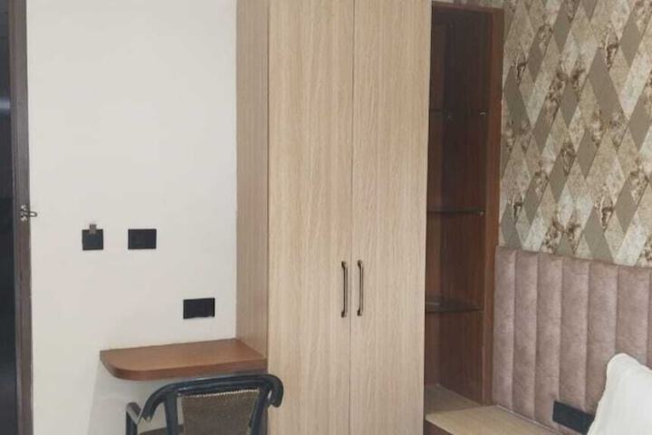 Room 6 of 12
