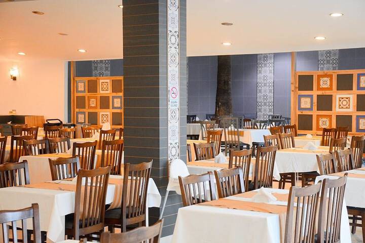 Dining 44 of 77