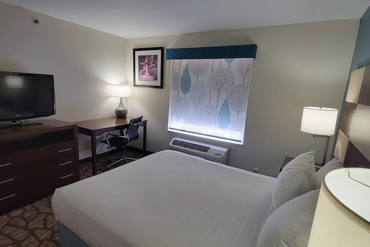2 Queen Beds High Speed Internet Accessible Microwave and Refrigerator, Coffee Maker Iron and Ironing Board Hairdryer Full Breakfast (5 of 15)