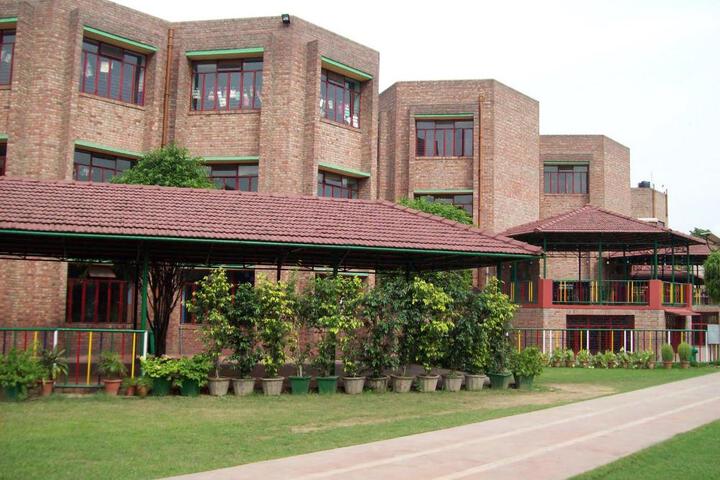 Ideal Hotel in posh Vasant Vihar BIG 1110 sq ft