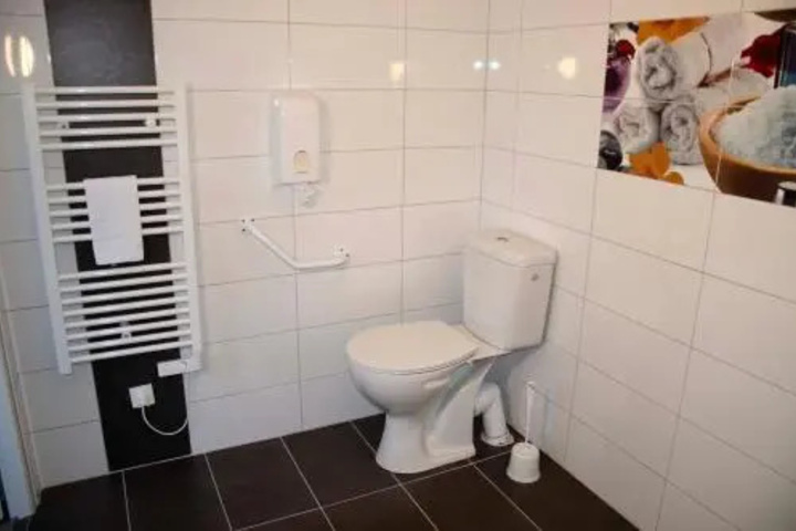 Room 8 of 16
