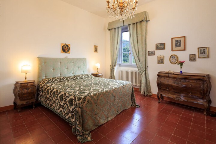 Room 5 of 32