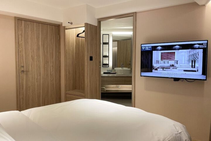 Room 43 of 145