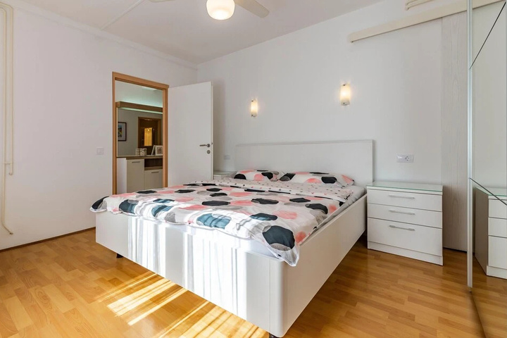 Room 7 of 16