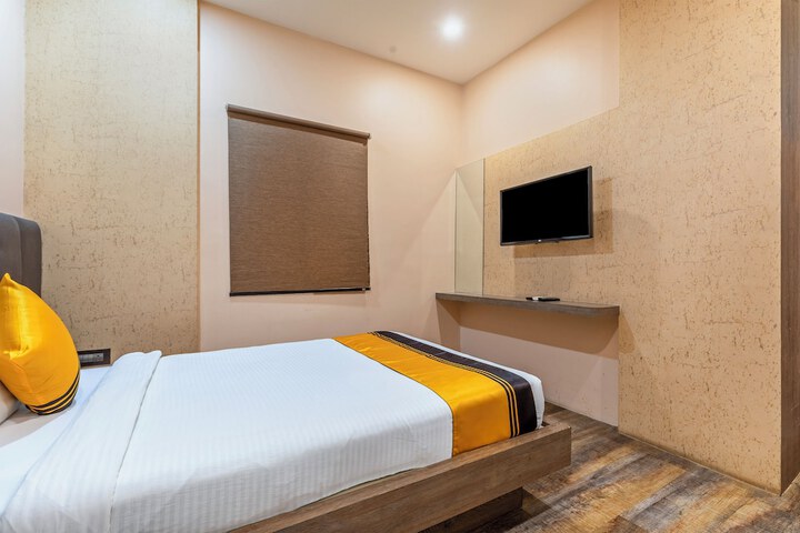Room 13 of 33