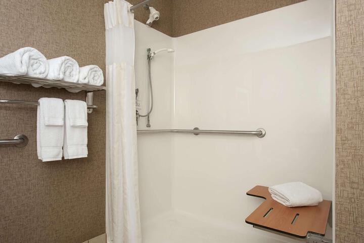 2 Queen Beds (7 of 9)