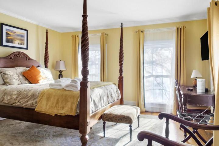 1 Queen Bed (1 of 26)