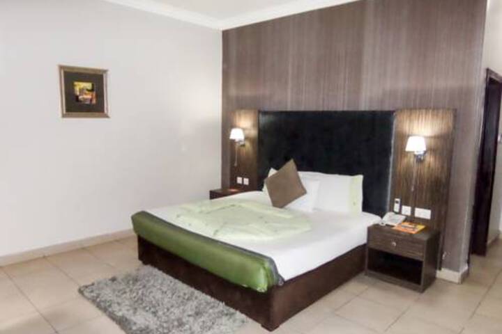 Room 6 of 18