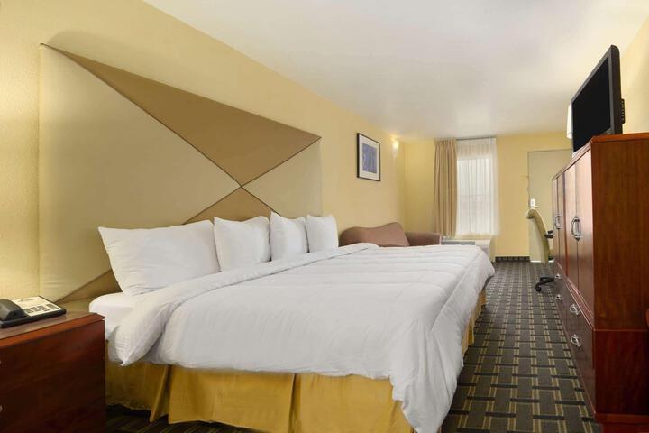 1 King Bed (4 of 6)