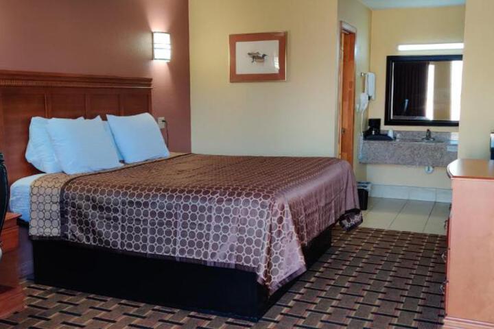 1 King Bed - Free WiFi, Microwave, Minifridge Coffeemaker, Hairdryer Cable TV HBO (1 of 11)
