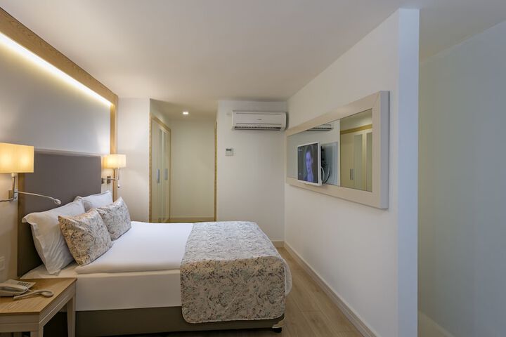 Room 13 of 121