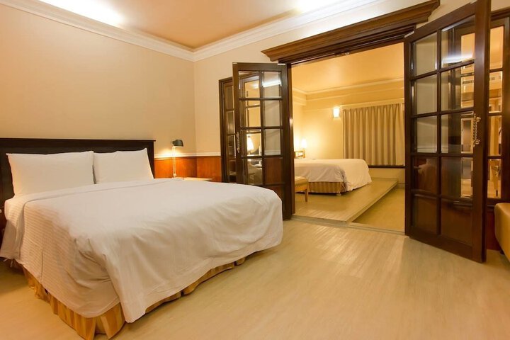 Room 4 of 32