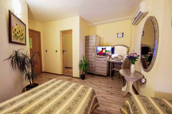 Room 11 of 25