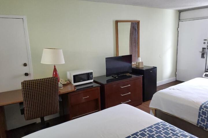 2 Queen Beds (1 of 13)