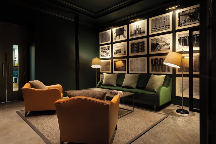 Lounge 52 of 67