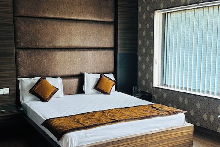 Room 3 of 10