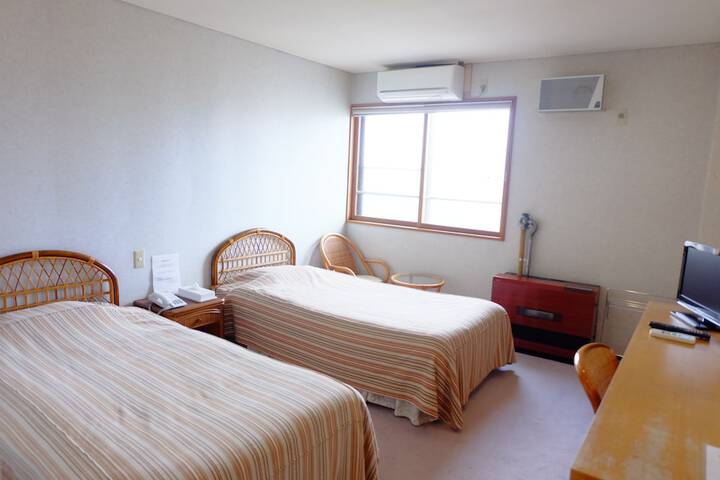 Room 10 of 32