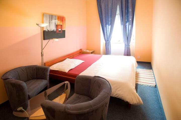 Room 11 of 106
