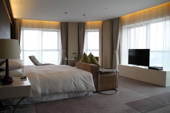 Room 6 of 106