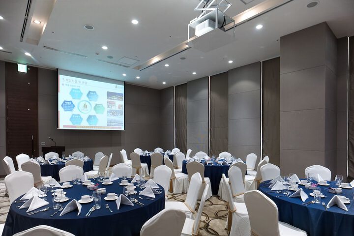 Ballroom/Hall 39 of 55