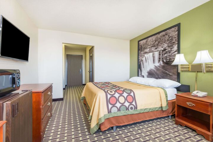 1 Queen Bed (8 of 18)