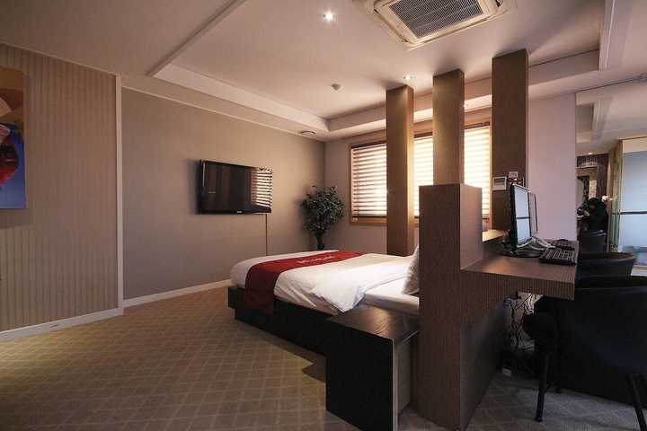 Room 10 of 52