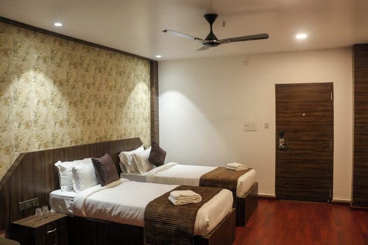 Room 4 of 32
