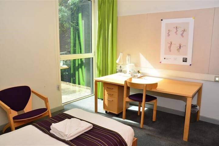 Room 4 of 32