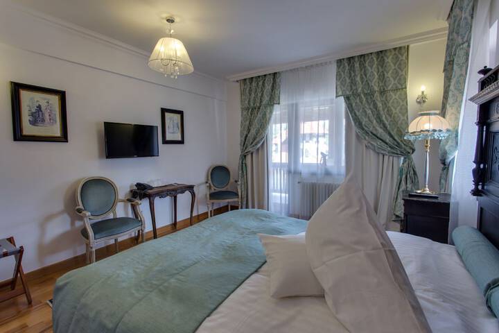 Room 12 of 37