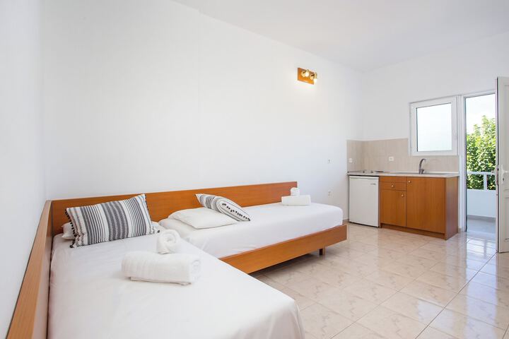 Room 8 of 28