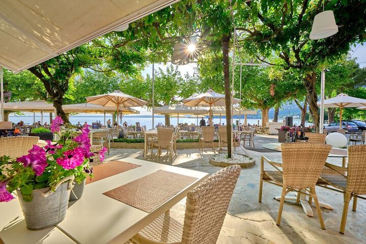Dining 62 of 92