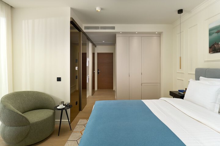 Room 7 of 33