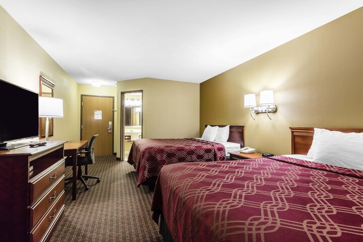 1 Queen Bed (3 of 12)