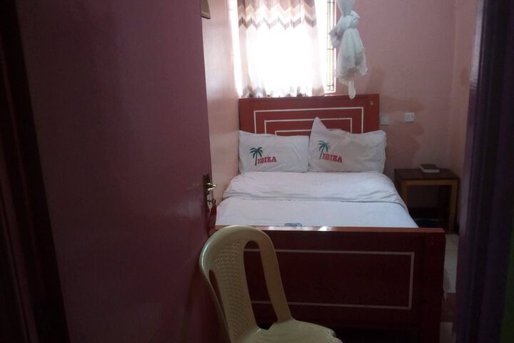 Room 9 of 18