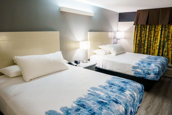 2 Queen Beds Work Desk Work Space Microwave and Refrigerator, Coffee and Tea Maker Full Breakfast (19 of 23)