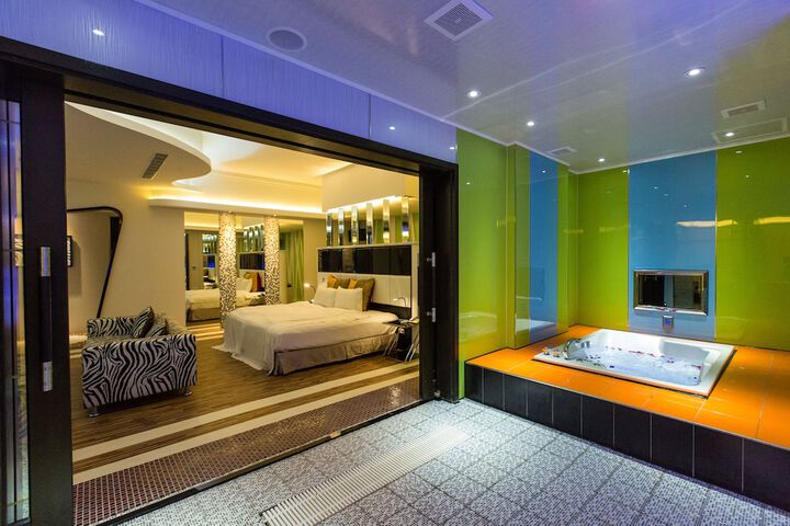 Room 8 of 216