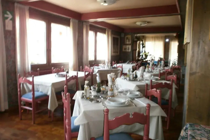 Dining 10 of 11