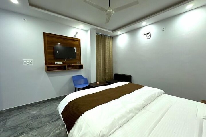 Room 5 of 11